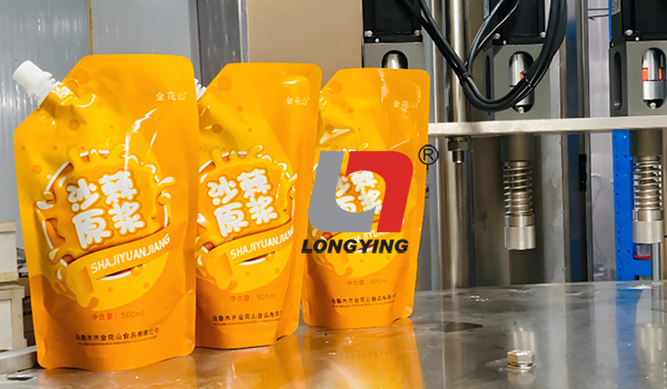 龙应沙棘饮料自立袋充填旋盖机