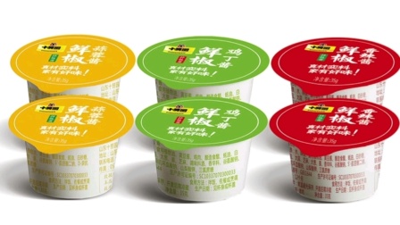 龙应一出八杯装酱料灌装封口机